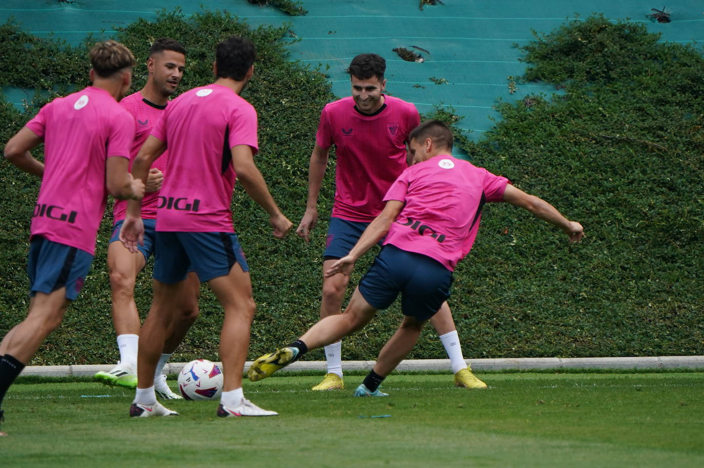 Baño de multitudes en Lezama en el primer entrenamiento del nuevo Athletic