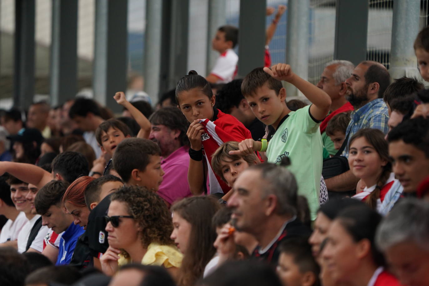 Baño de multitudes en Lezama en el primer entrenamiento del nuevo Athletic