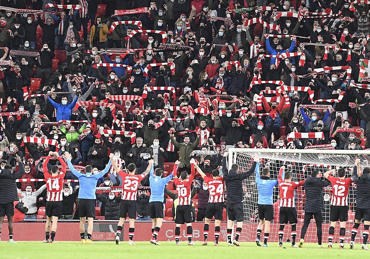 Jugadores del Athletic saludan a su afición.