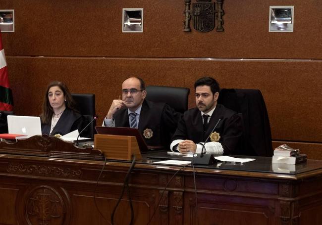 Los jueces Elena Cabero, Jaime Tapia y Raúl Aztiria.