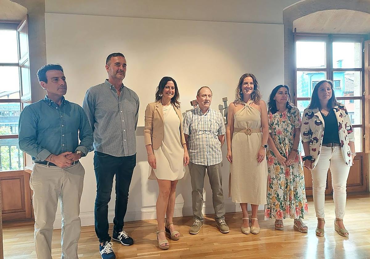 El artista Javier Santurtún, en el centro, junto a la alcaldesa, Mireia Elkoroiribe, la responsable del museo, Garazi Arrizabalaga y los concejales Carlos García, Jon Sergio, Arantza Barrenetxea y la teniente de alcalde Jesica Ru.iz