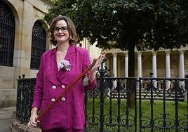 Elixabete Etxanobe posa con la makila tras convertirse en diputada general.