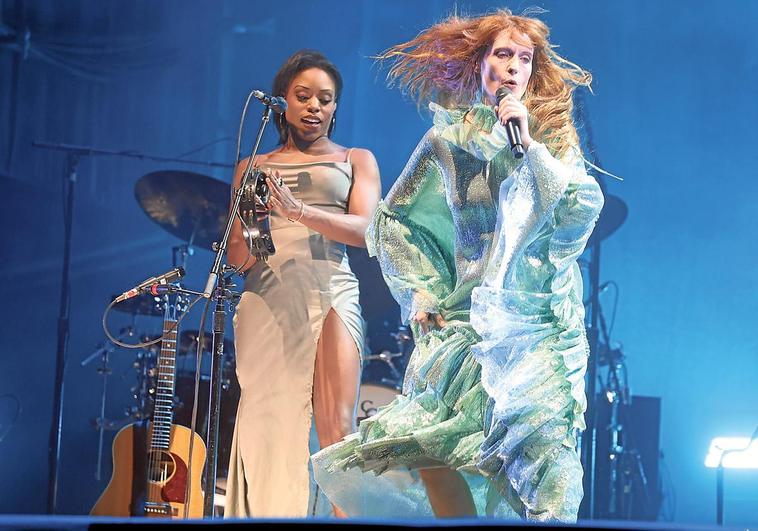 Como es habitual en sus conciertos, Florence Welch, una de las estrellas del cartel de este año, apareció en el escenario envuelta en un vaporoso vestido.