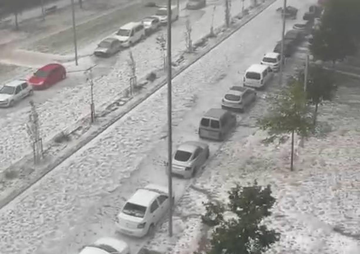 Vista de la calle Bulevar de Salburua en plena granizada.