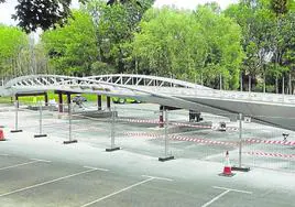 La estructura de la pasarela peatonal, ayer en el aparcamiento del ferial, próximo a su emplazamiento definitivo.