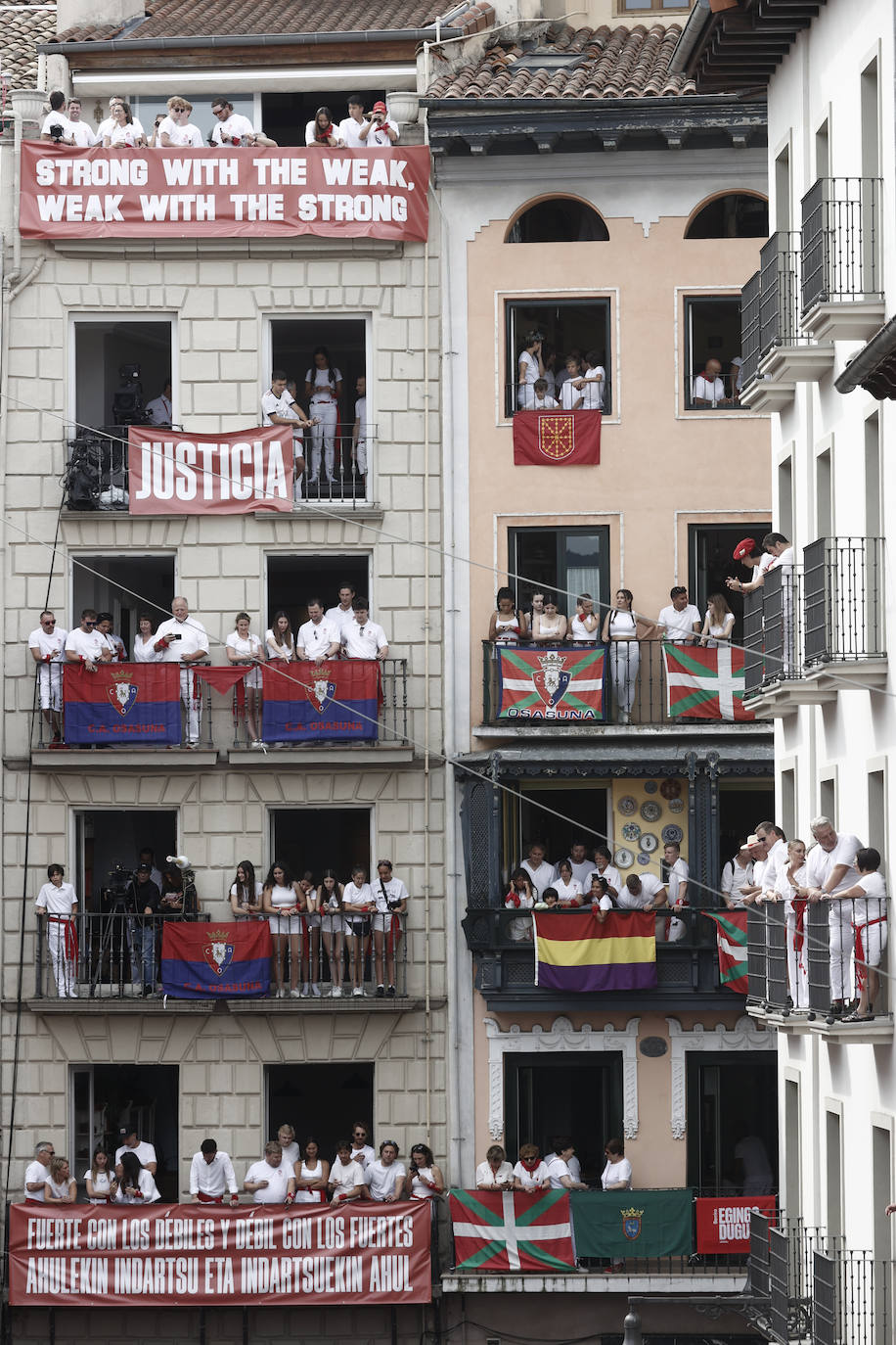 Pamplona se tiñe de blanco y rojo