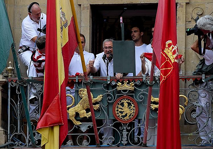 Imagen principal - Chupinazo de los Sanfermines: «¡No nos rendiremos, aúpa Osasuna!»
