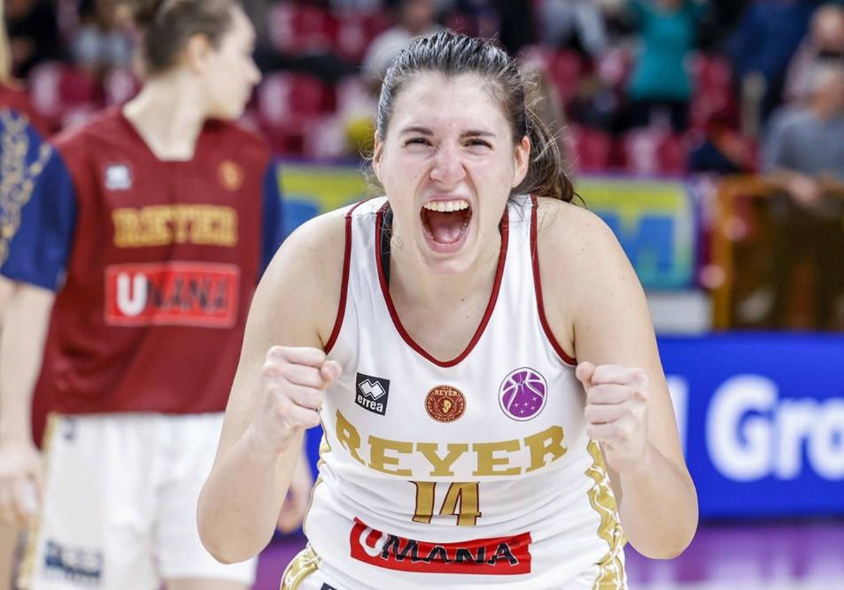 Sara Madera celebra el triunfo de su equipo en un partido de EuroCup Women.