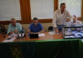 Agustín Aizpuru durante las votaciones de la comisión gestora de Usansolo.