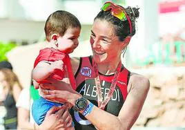 Helena Alberdi sostiene en brazos a su hijo de dos años tras el Mundial de Ibiza.