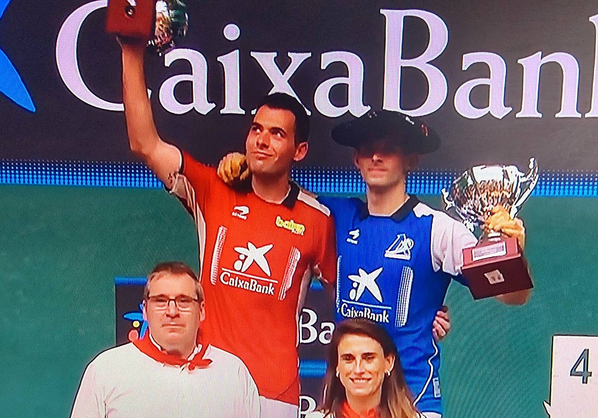 Jaka y Altuna III en el primer cajón del podio tras la ceremonia de entrega de trofeos.