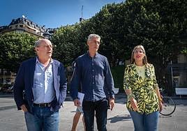 Matute, en el centro, en San Sebastián.