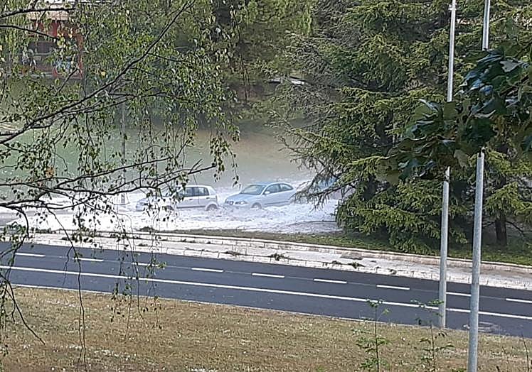 Aún hay pedrisco acumulado en la calle Jacinto Benavente.