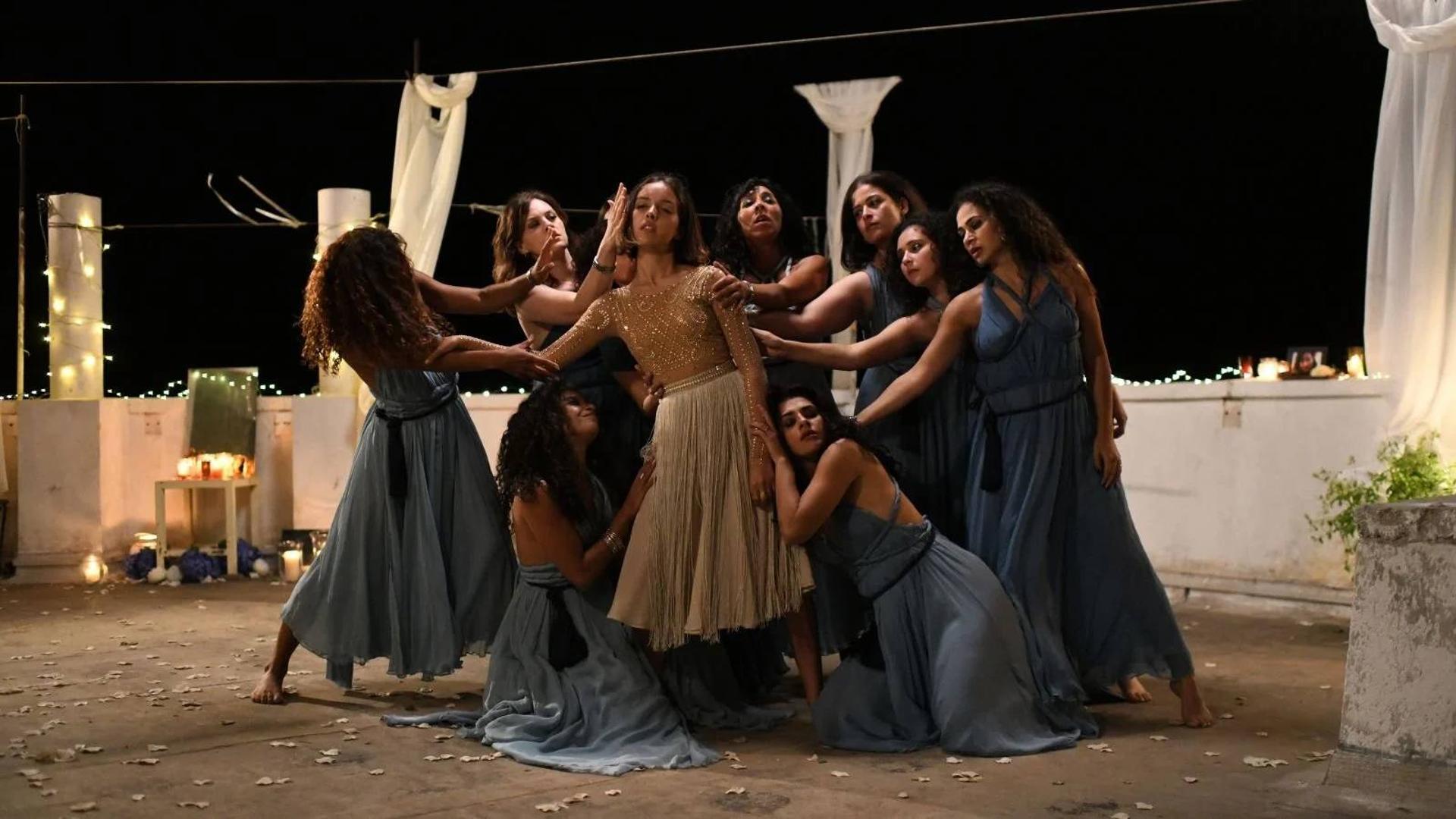 Mikel G. Gurpegui: Criticism of Houria (Freedom) (2022): Women dancing