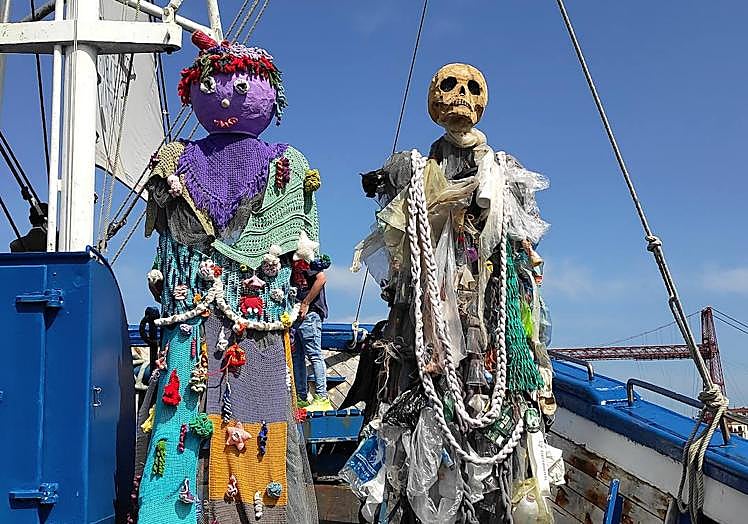 Los gigantes Bio y Zabor, este último hecho con basura recogida en el mar.