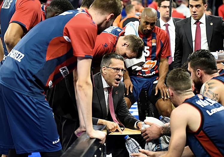 Pedro Martínez durante un tiempo muerto en el Buesa Arena.