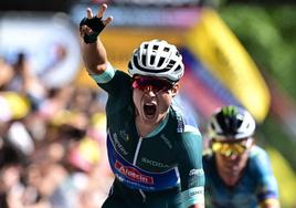 Philipsen levanta tres dedos en la meta de Burdeos.