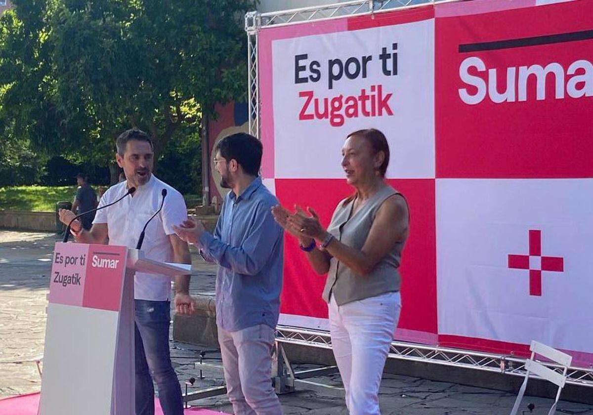 Lander Martínez, flanqueado por Andeka Larrea y Carmen Muñoz.