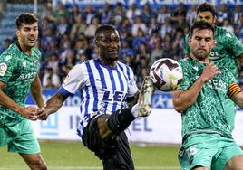 Sylla intenta controlar un balón en el partido de ida de la final por el ascenso.