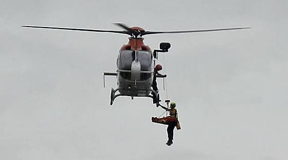 Rescatan a un monitor y un niño de 13 años al caer un parapente en Sopela