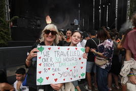 Kelly y Lilly con su pancarta