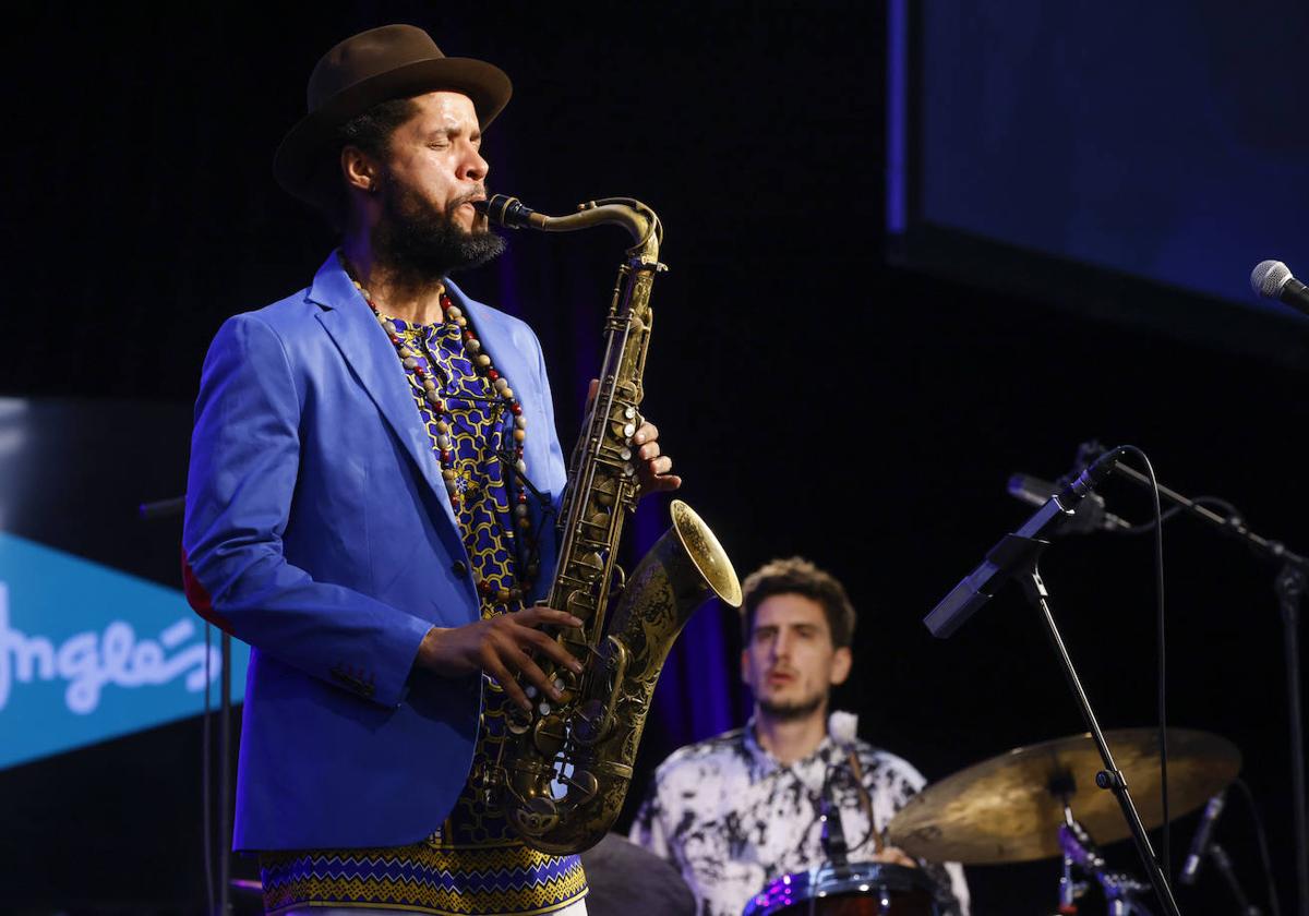 El saxofonista cubano Ariel Brínguez, en un momento de su concierto en el polideportivo de Mendizorroza.