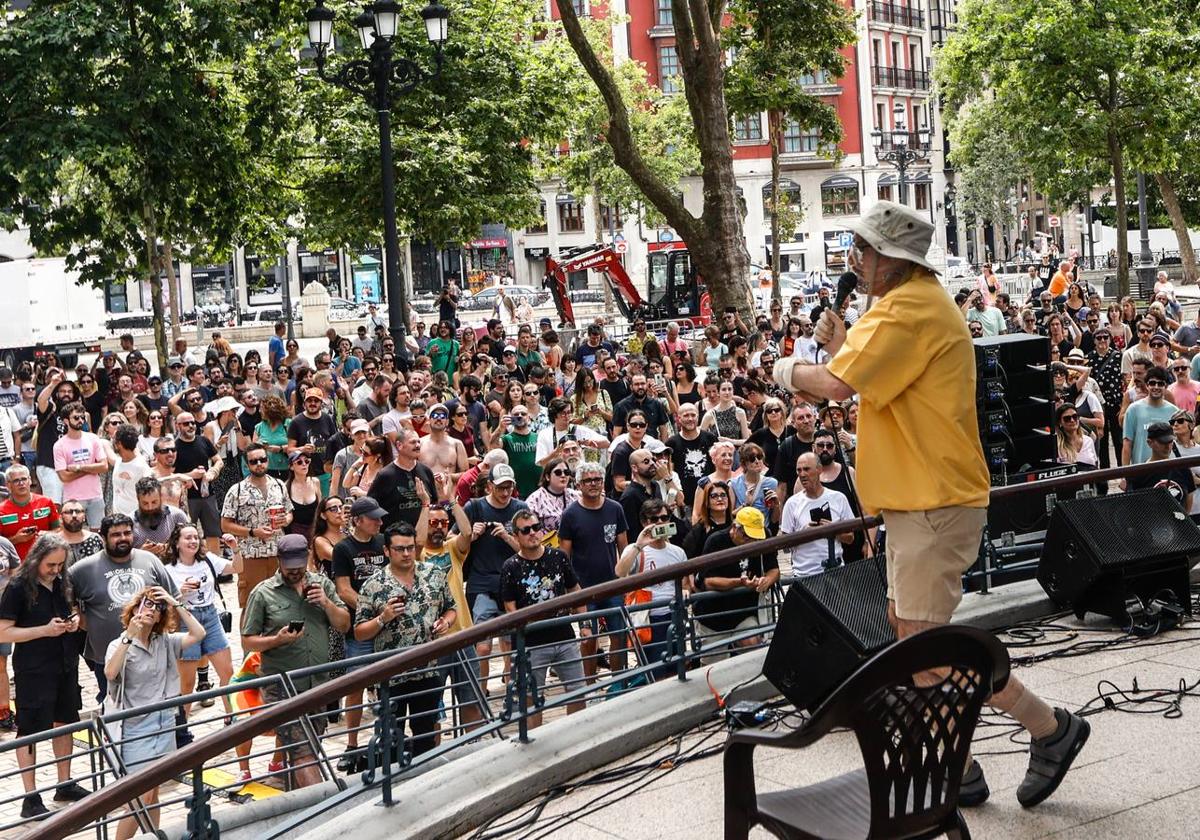 Buen ambiente. El concierto de Hidrogenesse en el quiosco de El Arenal fue un éxito de convocatoria.