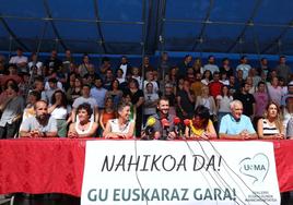 Representantes de la mancomunidad de municipios euskaldunes, UEMA, ayer en Usurbil.