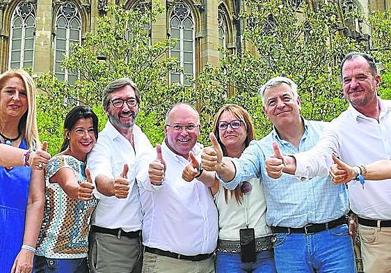 Los populares celebraron un mitin frente a la nueva catedral de Vitoria.