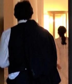 Imagen secundaria 2 - El novio, a su llegada al hotel. 