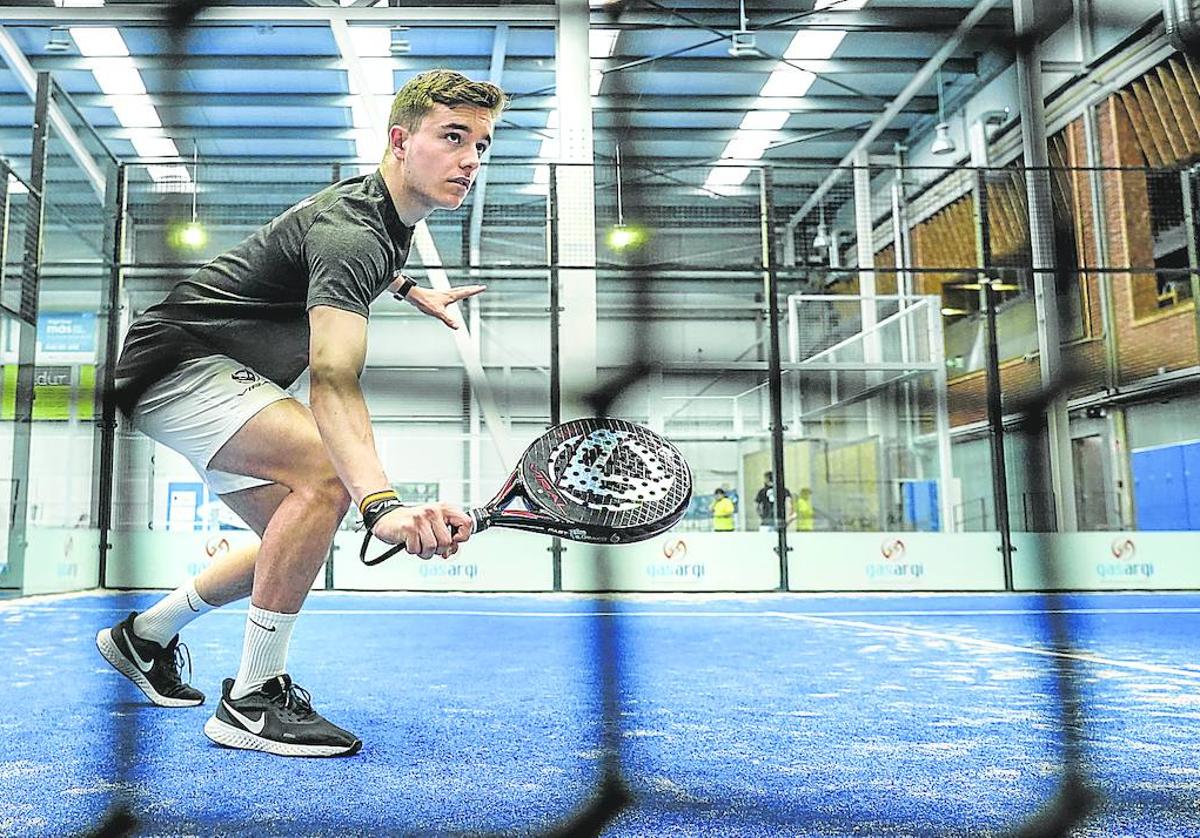 El actual número 1 juvenil, Eneko Arija, posa instantes antes de entrenar en las instalaciones del Pádel Pista Norte Vitoria.