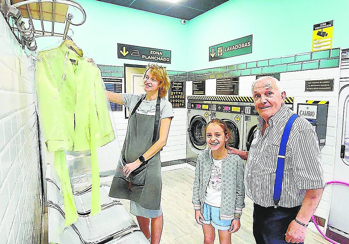 Javier Morales Zabalegui es cliente habitual de 'El calcetín perdido', regentado por Belén Núñez, en la foto con su hija, Micaela Rodríguez.