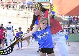 Ihart Arakistain enseña a una joven a lanzar de derecha.