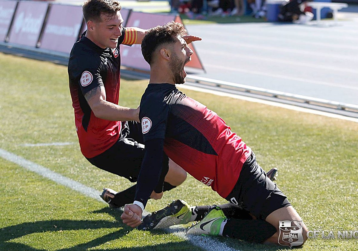 Adrián León, nuevo fichaje del Sestao River, celebra un gol con La Nucía.
