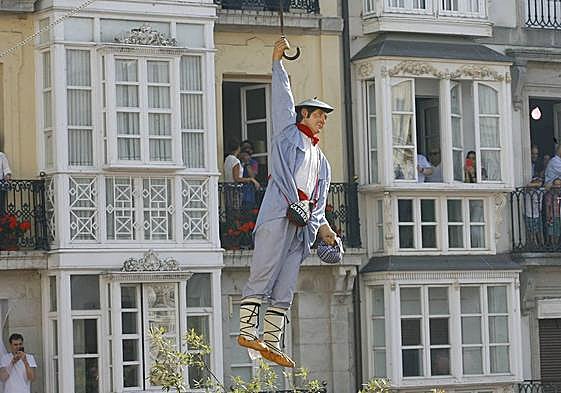 Celedón atraviesa la plaza de la Virgen Blanca.
