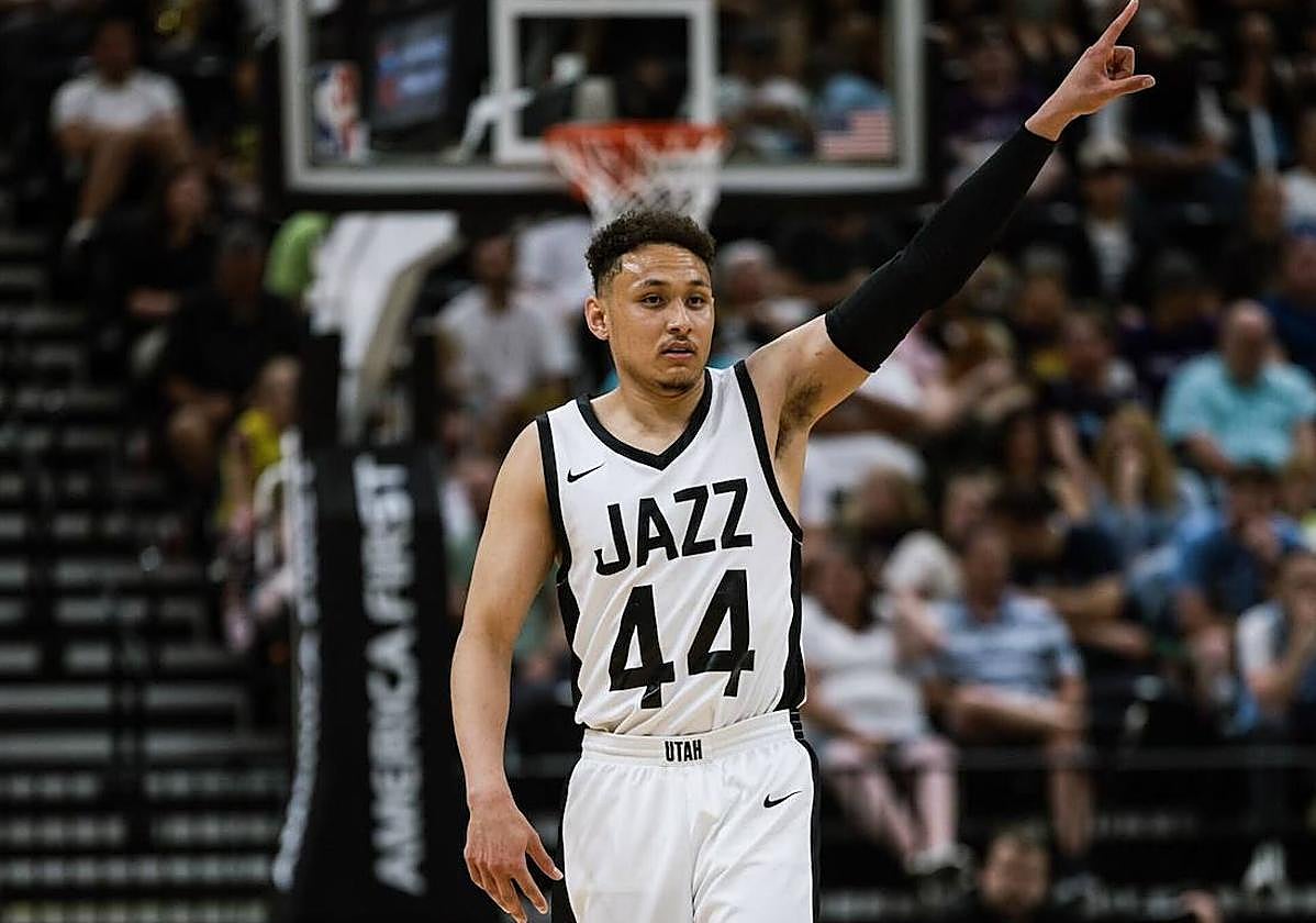 Ross dirige el juego durante la Liga de Verano de la NBA.