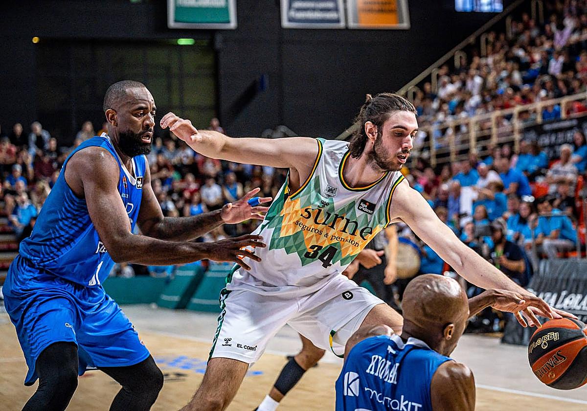 Tsalmpouris pelea por un balón ante el Fuenlabrada.
