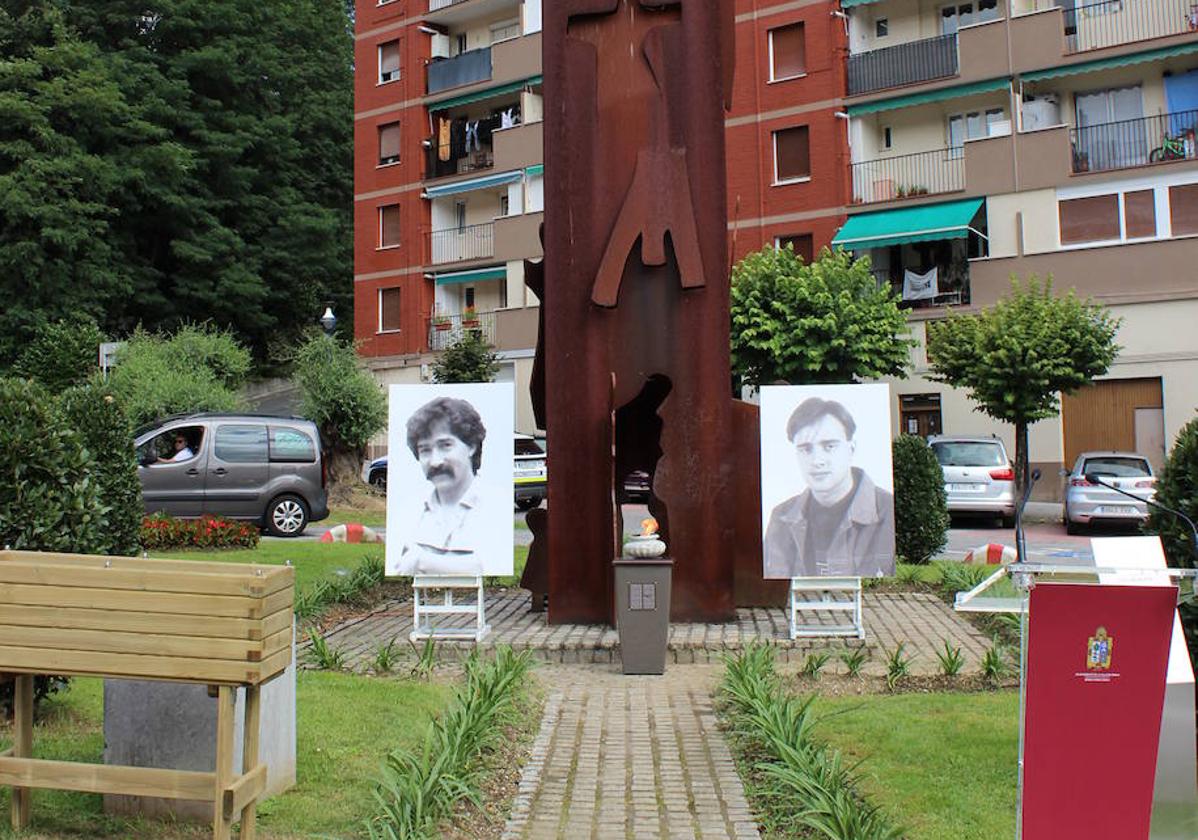 El pebetero encendido con las fotos de las víctimas junto al monolito Ibarrola.