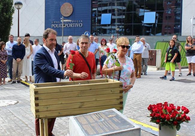 La hermana y el hermano de Sotero Mazo hacen la ofrenda floral