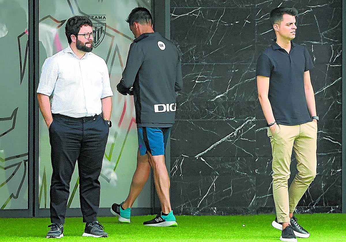 Víctor Moreno estuvo el sábado en Lezama acompañado de Mikel González, director de fútbol, en el entrenamiento del primer equipo.