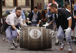 La VI Carrera de Barricas de Vino para cuadrillas de Blusas y Neskas se celebrará el día 25 de julio en la plaza de la Virgen Blanca.