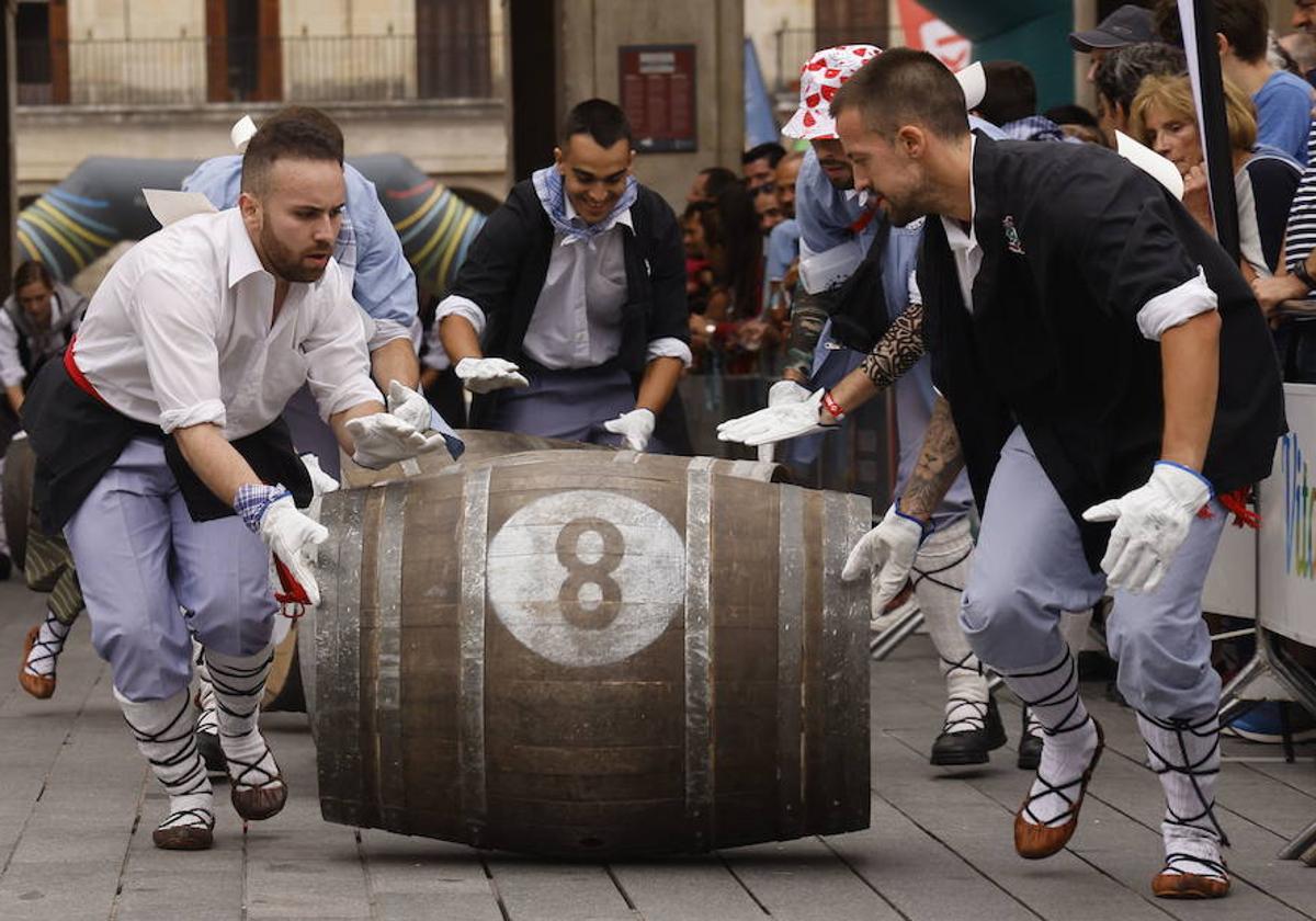 La VI Carrera de Barricas de Vino para cuadrillas de Blusas y Neskas se celebrará el día 25 de julio en la plaza de la Virgen Blanca.