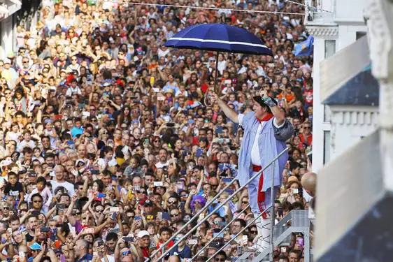 El comienzo de las fiestas de Vitoria con la bajada de Celedón.