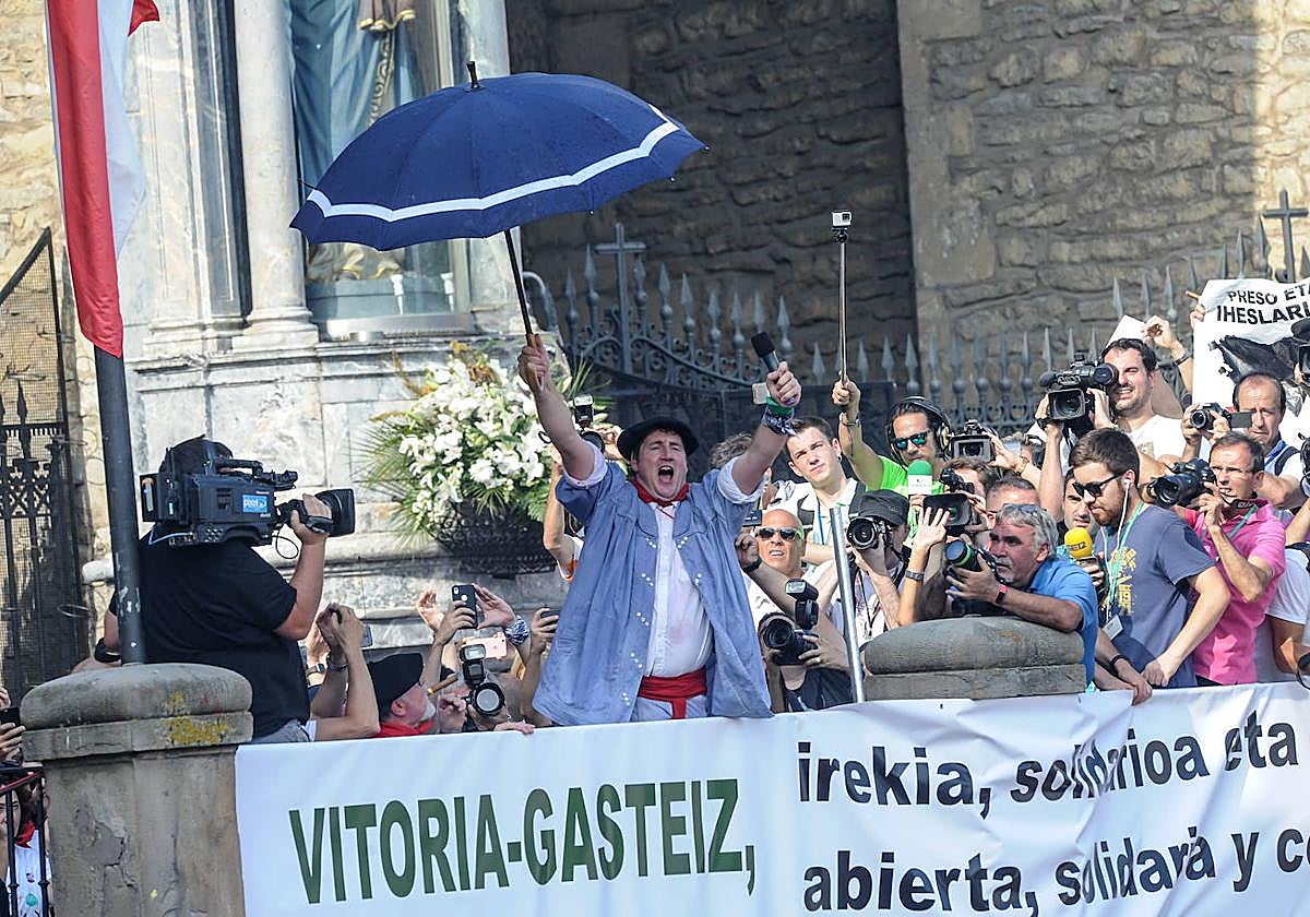 El aldeano de Zalduondo, Celedón, en pleno éxtasis colectivo ante la imagen de la Virgen Blanca.