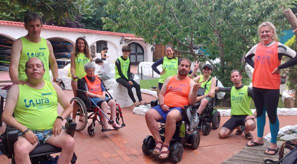 Imagen secundaria 1 - Arriba, Unai y José Luis bromean con Aketza Sánchez; debajo, todos en la base de Goazen Up antes de salir; y debajo, la voluntaria Melisa Marín con Asier.