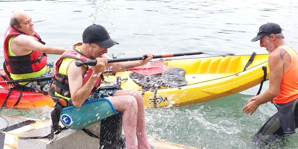 Imagen principal - Arriba, Unai y José Luis bromean con Aketza Sánchez; debajo, todos en la base de Goazen Up antes de salir; y debajo, la voluntaria Melisa Marín con Asier.