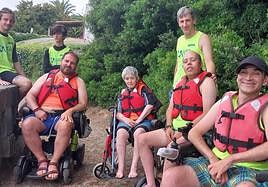 Asier Andueza, Mila Muñoz, Unai Rodríguez y José Luis Castelo junto a su monitor Imanol Torre y los voluntarios Jorge Cabanillas y Niko Fernández de Pinedo.
