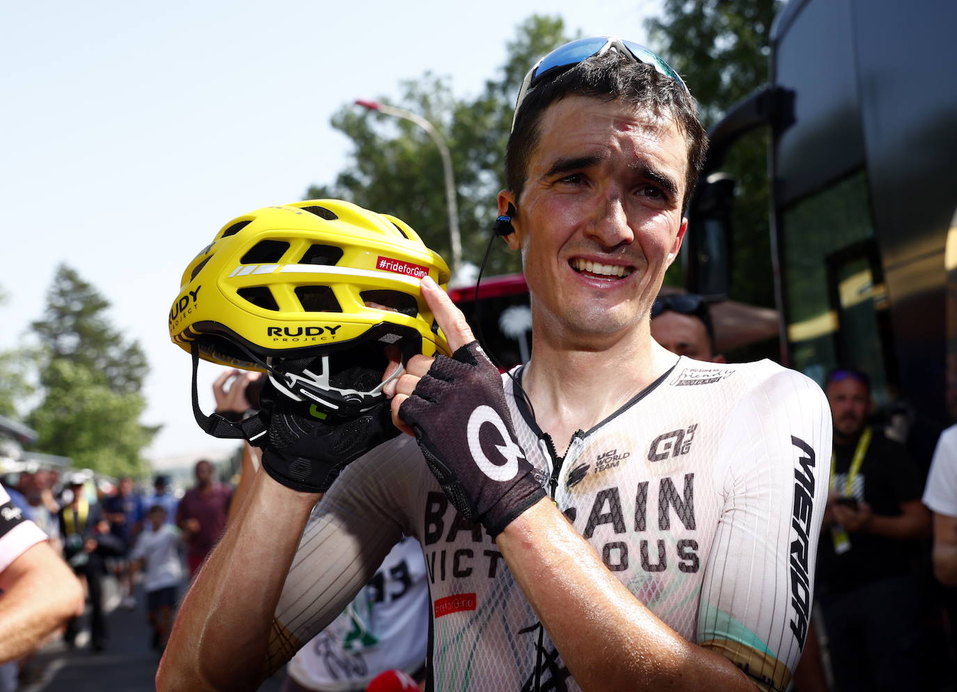 Pello Bilbao muestra emocionado la dedicatoria a Gino Mader en su casco..