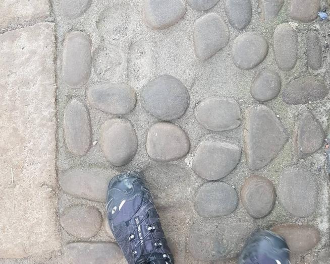 Huecos que aparecen tras el robo de cantos rodados de la escalinata de ascensión a la ermita de San Juan de Gaztelugatxe.