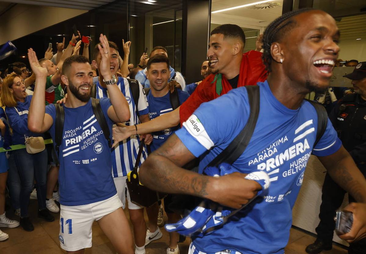 Balboa encabeza la fiesta del ascenso a la llegada del equipo a Foronda.